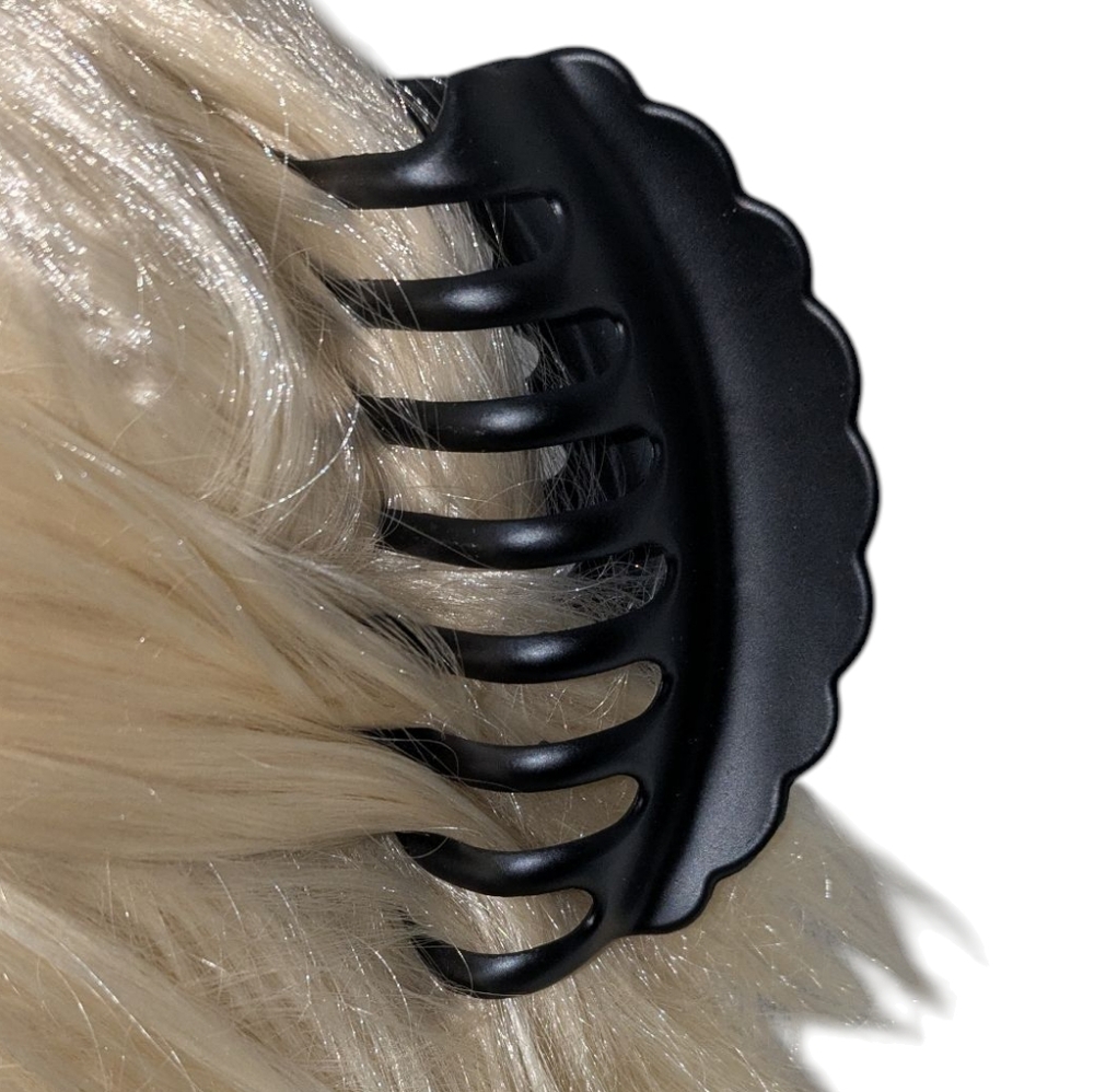 🍁 3/ $15 Boutique Claw Hair Clip